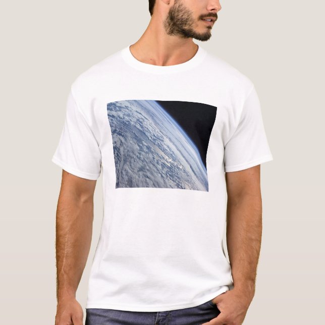 T-shirt O horizonte da Terra contra a escuridão do espaço (Frente)