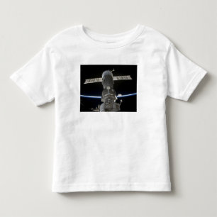 T-shirt O membro da terra cruza uma nave espacial de Soyuz