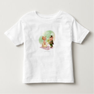 T-shirt O porco masculino dá um bouqet das flores a um
