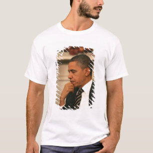 T-shirt O presidente Barack Obama reflete enquanto se reún