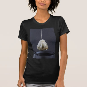 T-shirt O saco de chá está pendurado em uma xícara