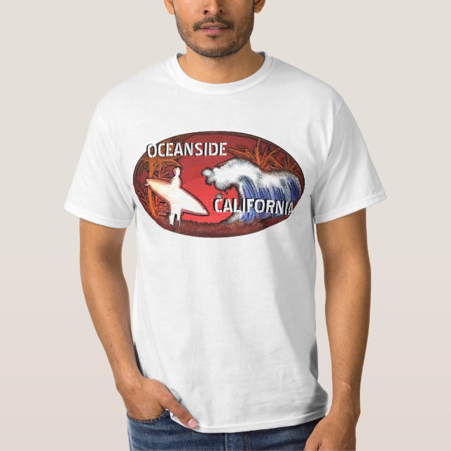 T-shirt O surfista de Califórnia do perto do oceano acena (Frente)