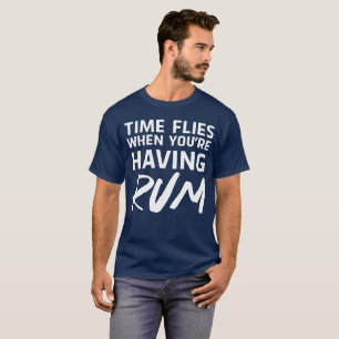 T-shirt O tempo voa quando você está tendo o rum cómico