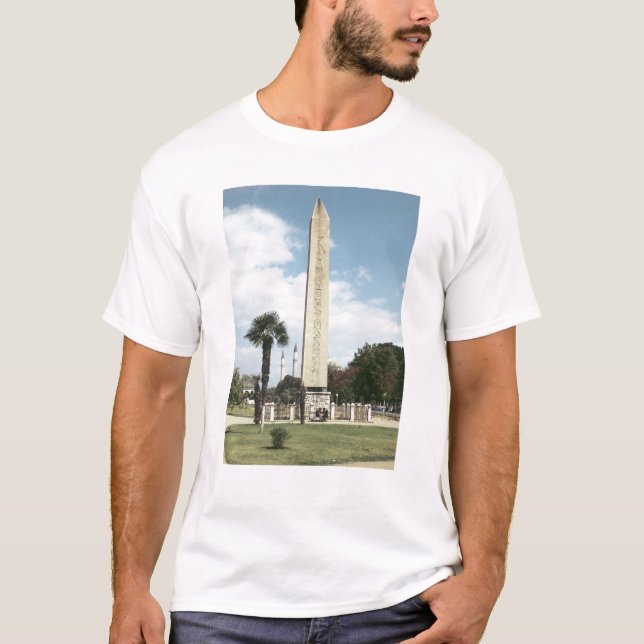 T-shirt Obelisk de Theodosius mim, com uma base romana (Frente)