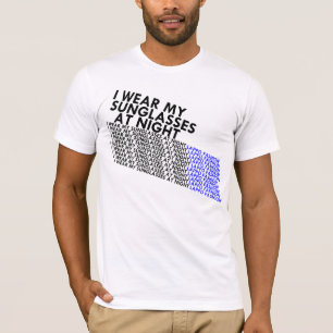 T-shirt óculos de sol na noite