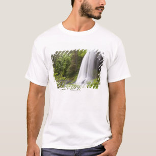 T-shirt Opinião borrada da cachoeira e da floresta em