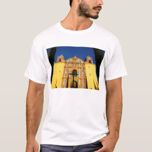 T-shirt Opinião de baixo ângulo da igreja ornamentado