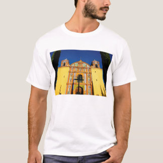 T-shirt Opinião de baixo ângulo da igreja ornamentado