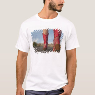 T-shirt opinião do Baixo-ângulo a mulher que veste botas