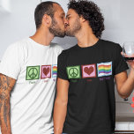 T-shirt Orgulho gay de Paz e Amor<br><div class="desc">Apoie os direitos dos homossexuais com este sinal de paz,  coração e arco-íris. Uma camisa bonita LGBTQ com uma bela bandeira do arco-íris ao lado de um bonito sinal de paz e coração.</div>