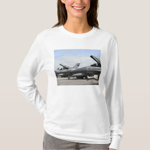 T-shirt Os Falcons F-16 de combate esperam para lançar-se