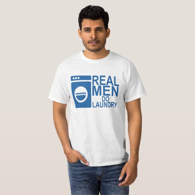 T-SHIRT OS HOMENS REAIS FAZEM A LAVANDERIA. (Frente Completa)