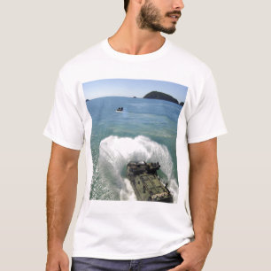 T-shirt Os veículos do assalto anfíbio retiram a