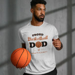 T-Shirt Pai de Basquete Personalizado<br><div class="desc">Camisa de Pai de basquete orgulhosa,  com texto retrô moderno e bola de basquete em cores clássicas de preto e laranja,  personalizada com o nome de seus filhos.</div>