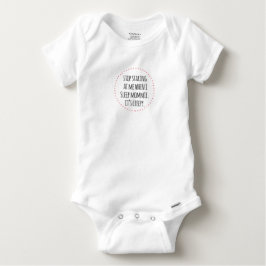 T-shirt Pára de olhar para a mãe, visto de bebê engraçado