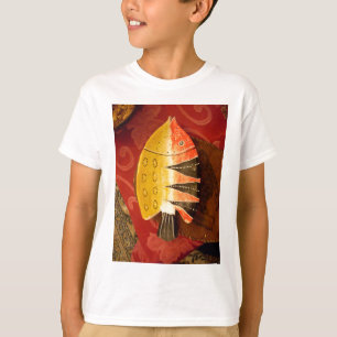 T-shirt peixes chatos, amarelos e vermelhos, com listras n