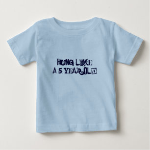 T-shirt Pendurado Como Uma Criança De 5 Anos