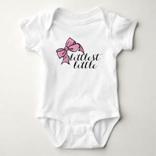 T-shirt pequena roupa para bebê com arco rosa