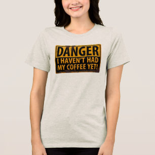 T-shirt "PERIGO, eu ainda não tive meu café!" Assinar