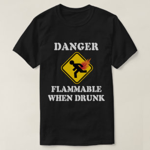 T-shirt Perigo Inflamável Quando Bêbado - Humor de Peido E