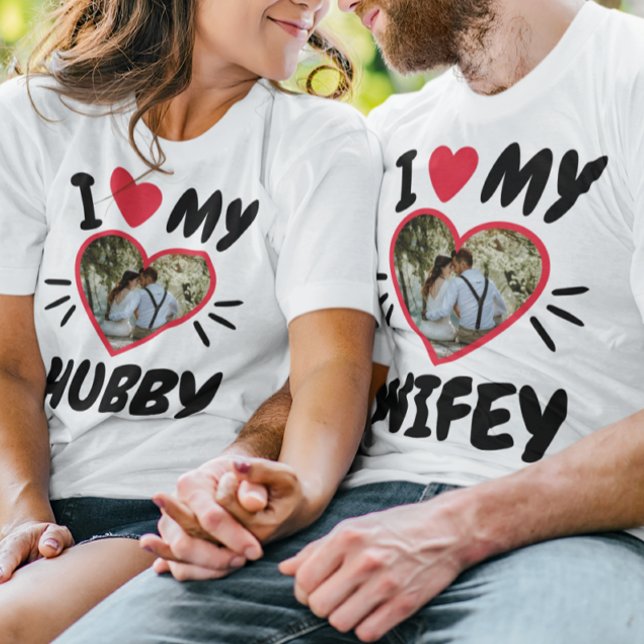 T-Shirt Personalizável [Eu Amo Minha WIFEY/HUBBY] (Couple wearing matching shirts that say: "I love my wifey, I love my hubby.")