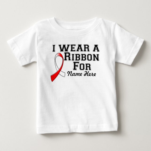 T-shirt Personalize-me vestem uma fita vermelha e branca (Frente)