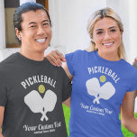 T-shirt Pickleball Club Pickleball Paddle & Ball Personali<br><div class="desc">Você ama picleball ou conhece alguém que gosta? Então esta é a camisa perfeita que apresenta selas de picleball crus e uma bola amarela. Adicione duas linhas do seu próprio texto personalizado - adicione o nome do clube, nome do jogador, cidade, estado, detalhes do torneio, etc. - o que você...</div>