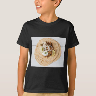 T-shirt Pita de gyros com tzatziki coleslaw azeitonas e fe