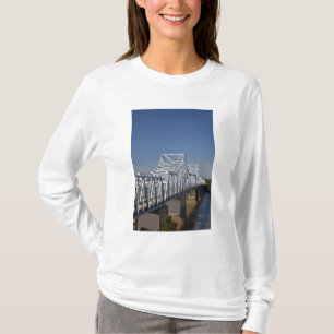 T-shirt ponte da rodovia I-20 sobre o rio Mississippi,