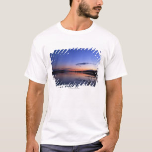 T-shirt Por do sol sobre o lago Wabamun com grama