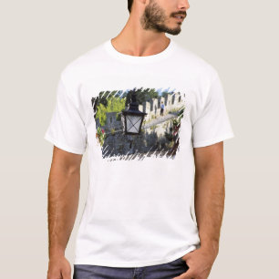 T-shirt Portugal, Obidos. Poste de iluminação de ferro e s