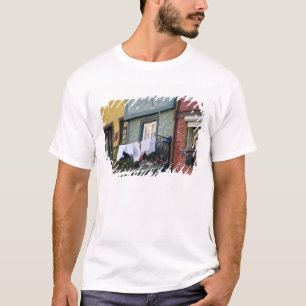 T-shirt Portugal, Porto (Porto). Mulher pendurando roupa