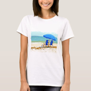 T-shirt Praia, guarda-chuva e cadeiras na costa
