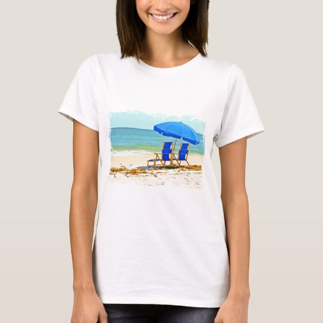 T-shirt Praia, guarda-chuva e cadeiras na costa (Frente)