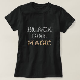 T-shirt preto da mágica da menina
