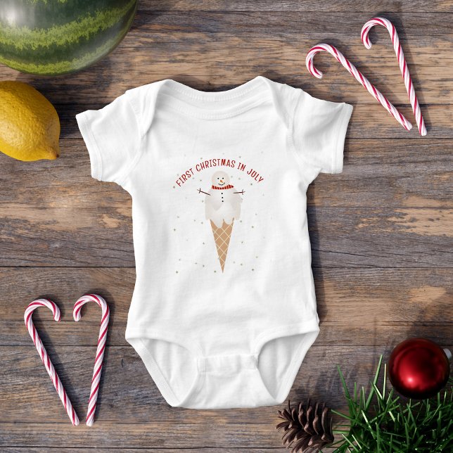 T-shirt Primeiro Natal em julho Sorvete Bonito Snowman (First Christmas in July? Celebrate with this cute baby bodysuit. Suitable for Boys and Girls)