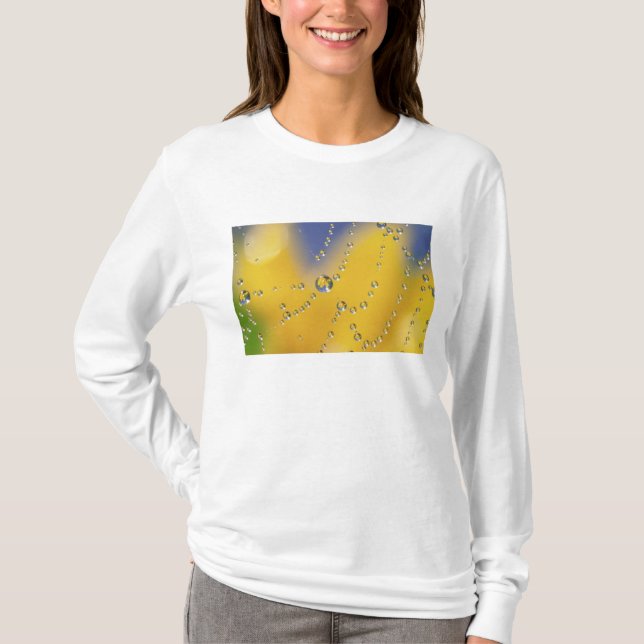 T-shirt Primeiro plano de teia de aranha com gotas de orva (Frente)