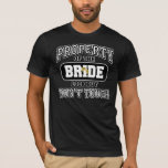 T-shirt Propriedade da noiva<br><div class="desc">A rotulação do estilo do time do colégio da escola para o noivo do newlywed ou noivo-à-está solteiro. A propriedade da noiva, olhar mas não toca di-la toda! Uma aliança de casamento descansa no t-shirt perfeito da letra i. ou no outro produto do presente para o despedida de solteiro ou...</div>