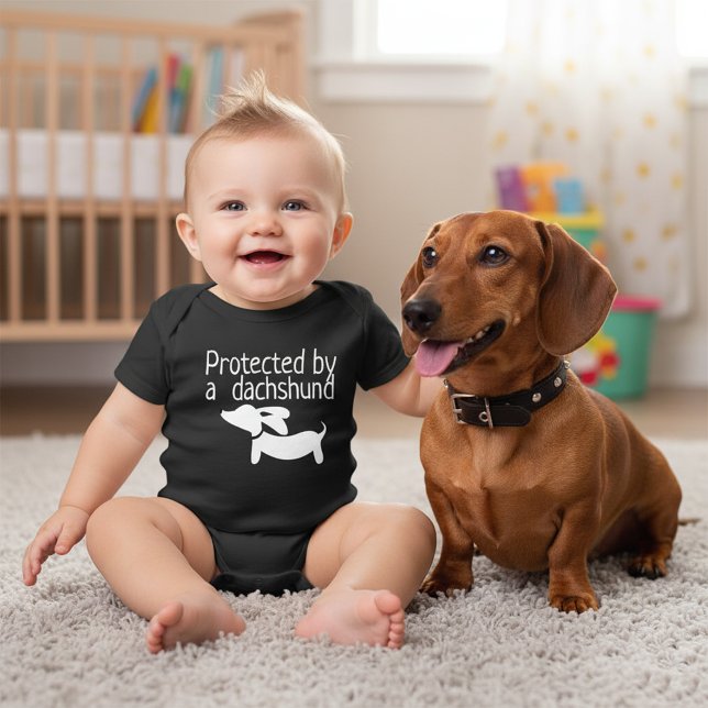 T-shirt Protegido pelo ponto morto do género do (Funny Dachshund newborn baby outfit - Protected by a dachshund - great baby shower gift)