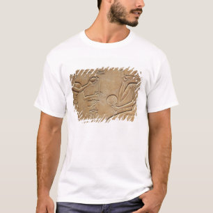 T-shirt Rainha Kawit em seu toalete