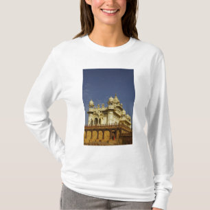 T-shirt Rajastão, Índia Uma mulher em pé em um templo anti