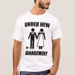 T-shirt Recém casados, sob nova gestão<br><div class="desc">. .mas eles nunca tirarão… nossa LIBERDADEEEEE! Oh espera,  sim eles vão. Ótimo presente para o noivo recém-casado ou para o solteiro prestes a se casar.</div>