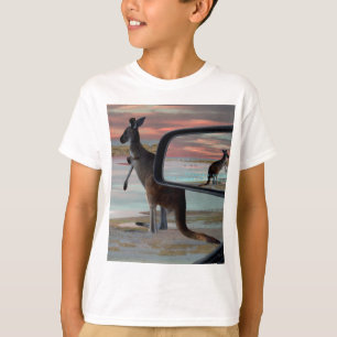 T-shirt "Reflexos do Selvagem: Um Canguru na Praia