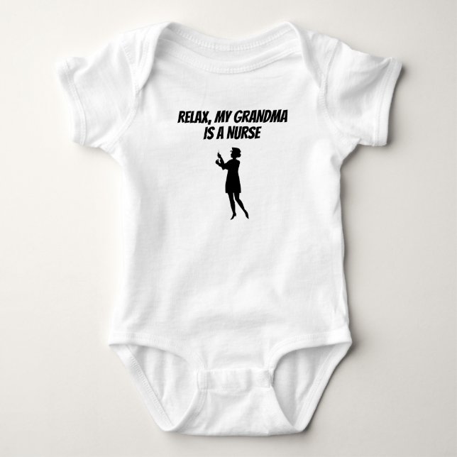 T-shirt Relaxe minha avó é uma enfermeira (Frente)