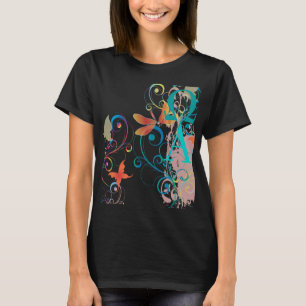 T-shirt retro na moda após sua precipitação.