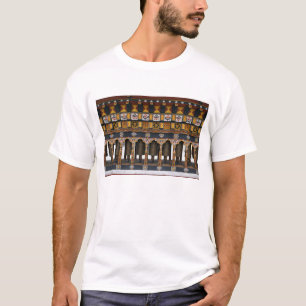 T-shirt Rodas de oração em uma pequena praça pública