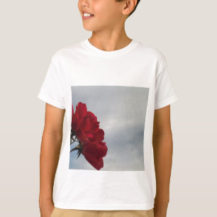 T-shirt Rosas vermelhas contra o céu azul brilhante