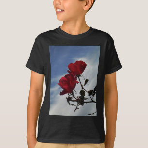 T-shirt Rosas vermelhas contra o céu azul brilhante