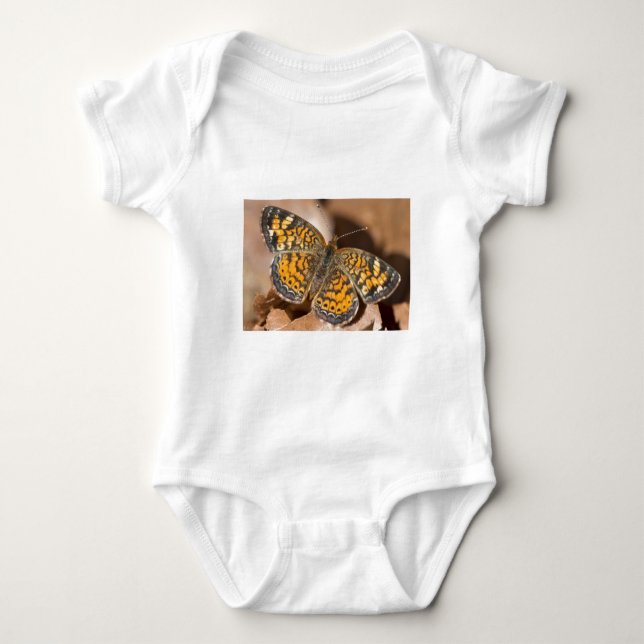 T-shirt Roupa e presentes de marrom e marrom-marrom (Frente)