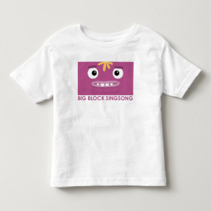 T-shirt roxo diferente da criança de BBSS